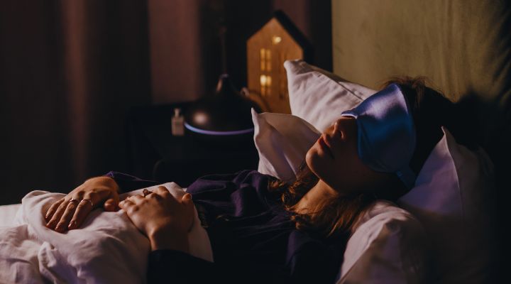 Dacă corpul tău se zvâcnește brusc în timp ce adormi, iată ce înseamnă
